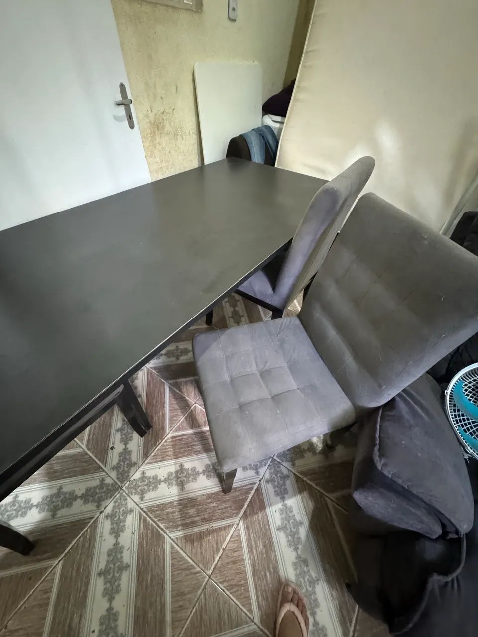 Mesa com 4 cadeiras leiam o anúncio por gentileza 