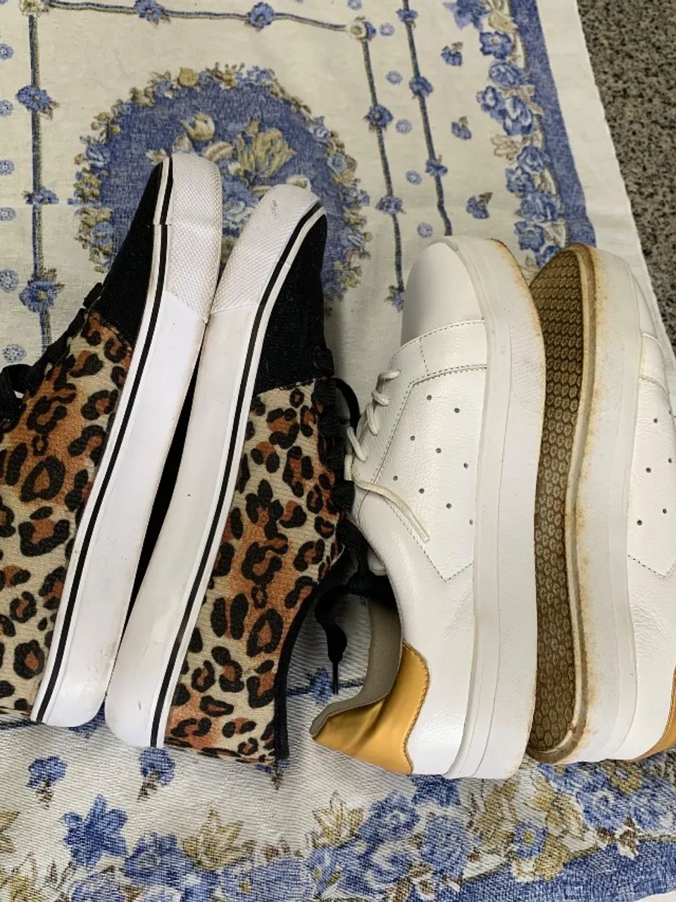 2 pares de tênis (branco  de couro e estampado de oncinha) - Foto 3