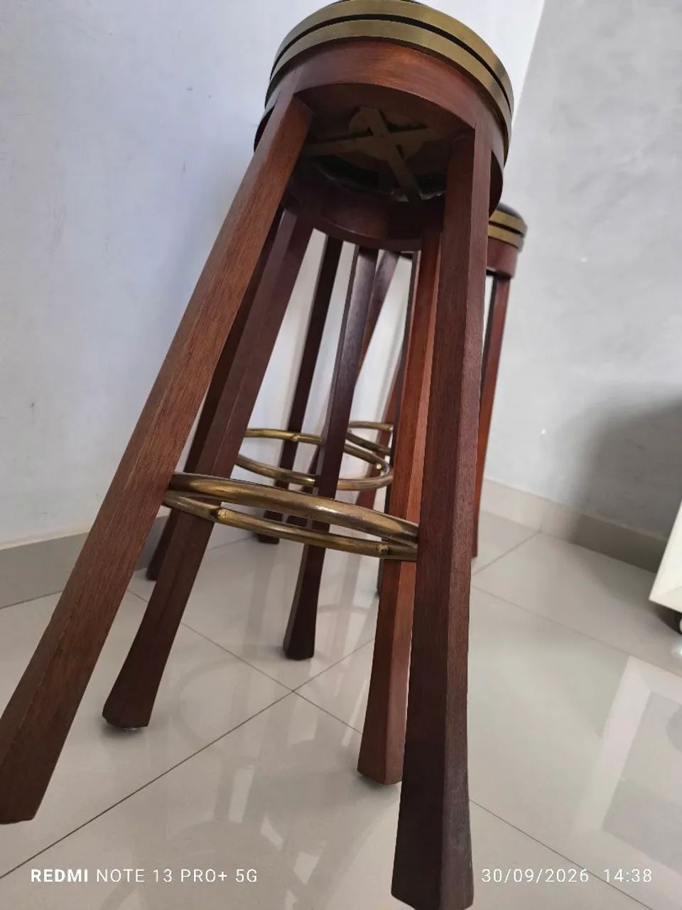 Banqueta de madeira Maciça  - Foto 2