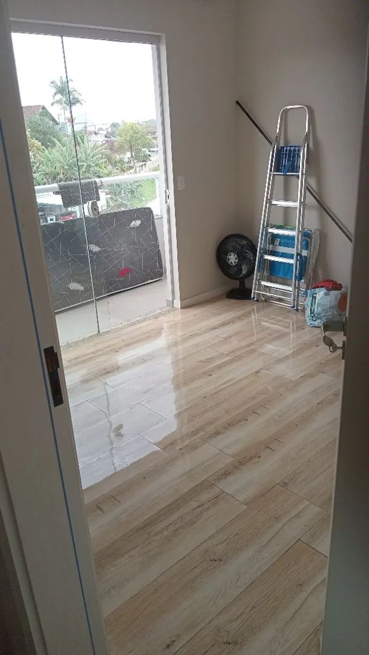 Alugo quarto  privado com sacada  no  bairro saguaçu!