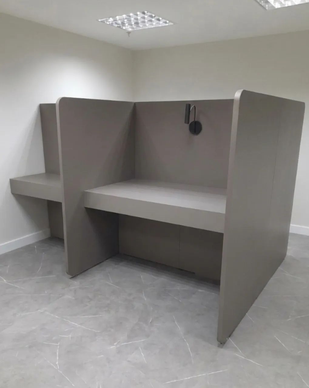 Mesa de Escritório MDF com Divisórias 100% NOVA - Cabine Dupla de Alta Qualidade