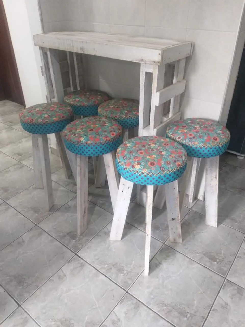 APARADOR MADEIRA + 6 BANQUETAS COM ASSENTOS 