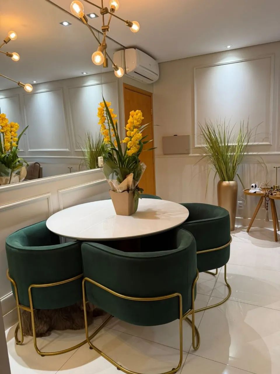 4 Poltronas + Mesa redonda 120cm em Laca com vidro e base em madeira