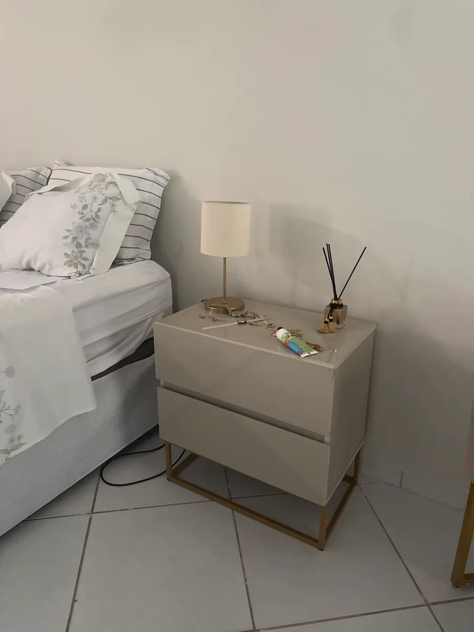 Mesinha cabeceira /criado mudo 