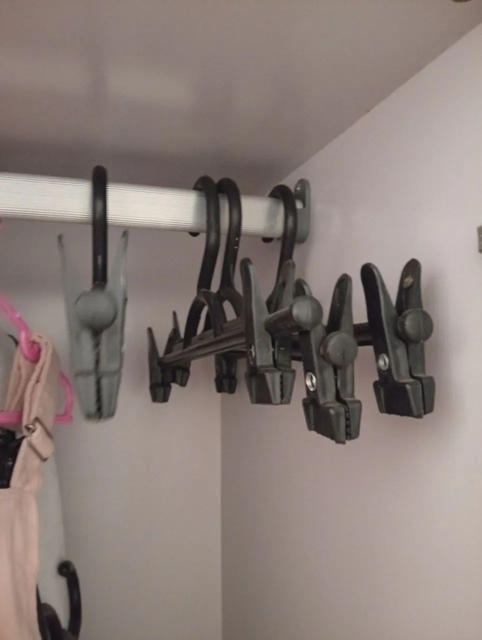 Lote Com 20 Cabides De Presilha Para Calça E Saia (Preço Desapego) - Foto 2