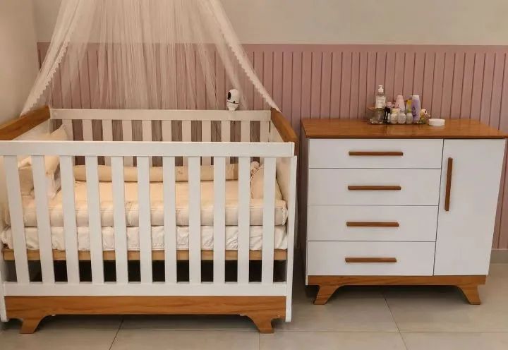 Berço e cômoda de bebê 