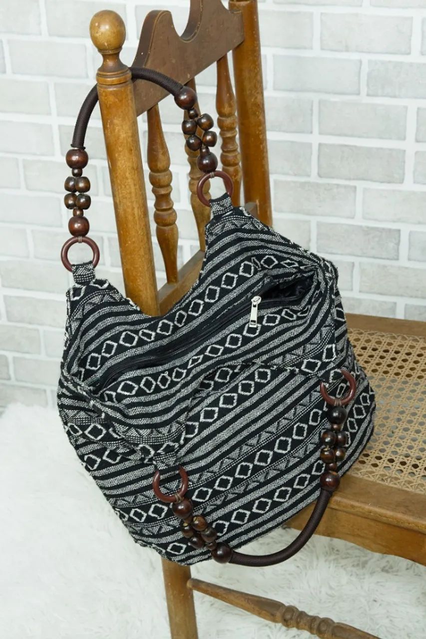 Bolsa grande tecido geométrica e miçangas - Foto 2