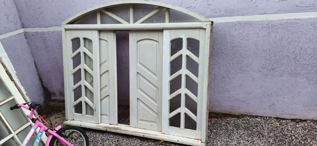 Janela de madeira trabalhada+ porta