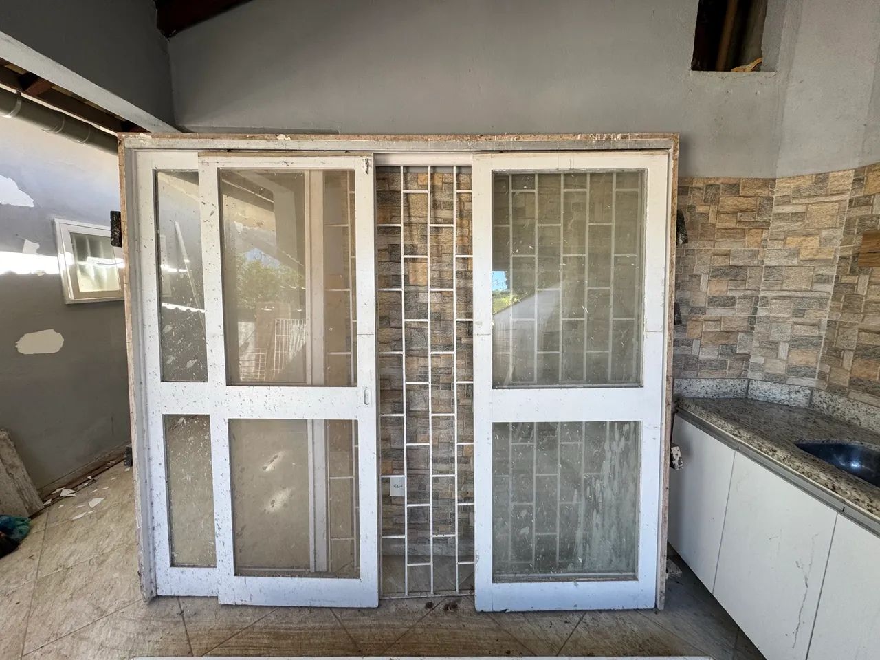 Porta de correr em madeira maciça 440256046102620162