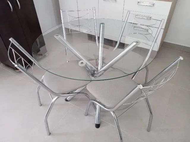 Mesa de vidro com 4 cadeiras