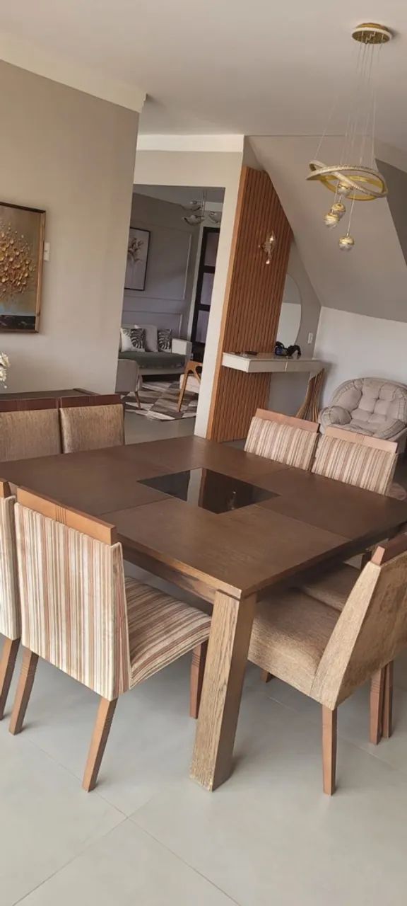 Mesa de jantar de madeira c/8 cadeiras