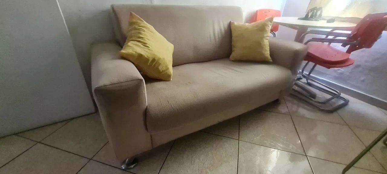 Sofá 2 lugares com almofadas 