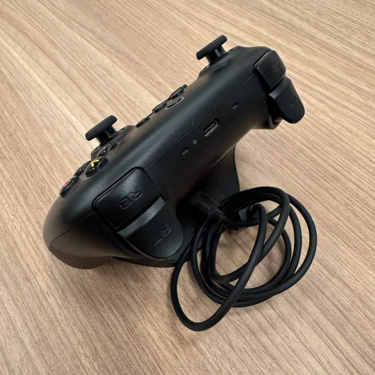 Controle 8BitDo com dock de carregamento