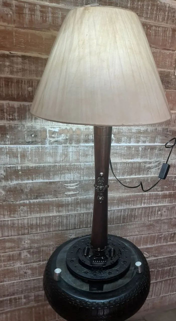 Mesa canto rústica e Luminária de mesa. - Foto 5