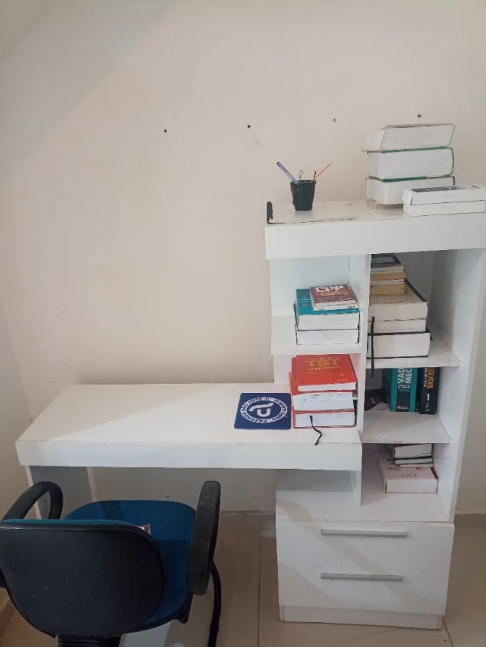 Mesa para estudo conservada e funcional