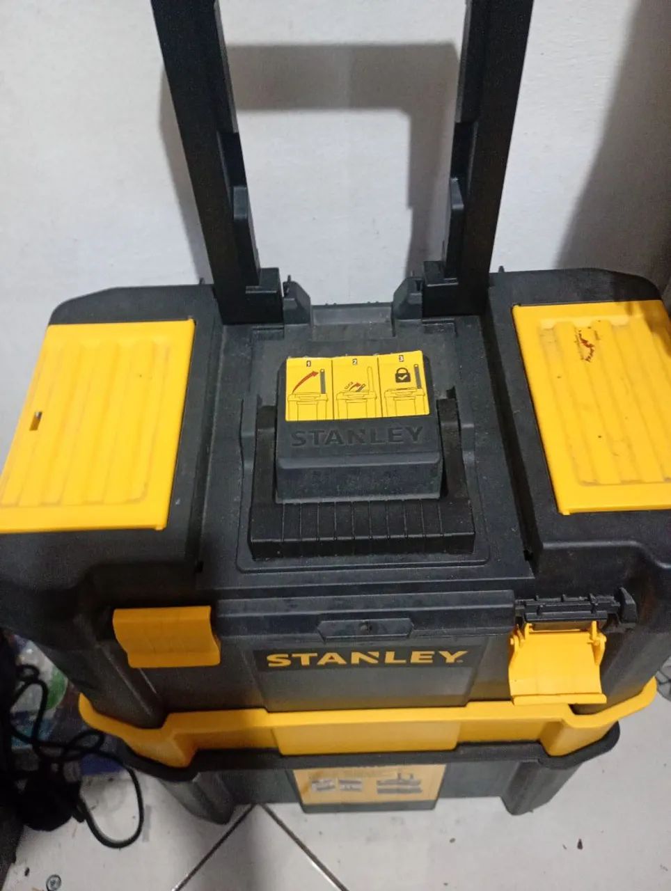 Caixa de Ferramentas Stanley 3 em 1 com Rodas - Estado de Nova