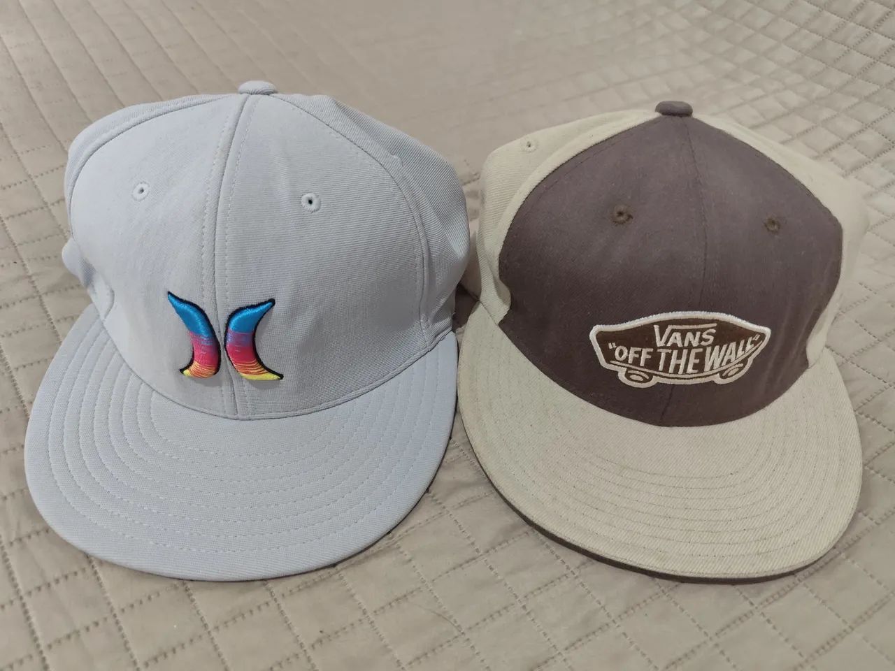 Bonés aba reta Hurley e Vans.