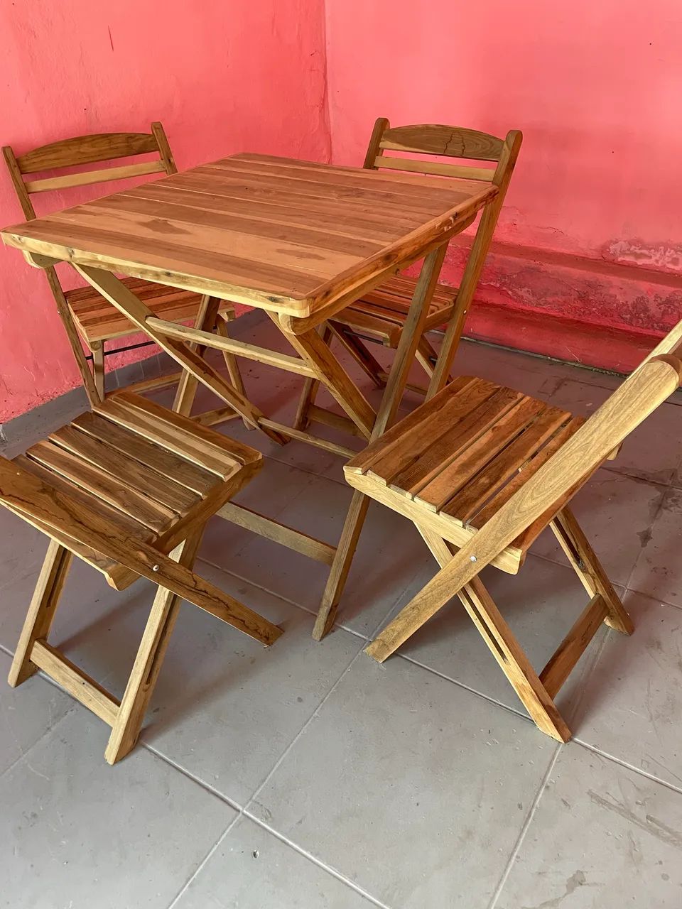 Conjunto de mesa e 4 cadeiras 