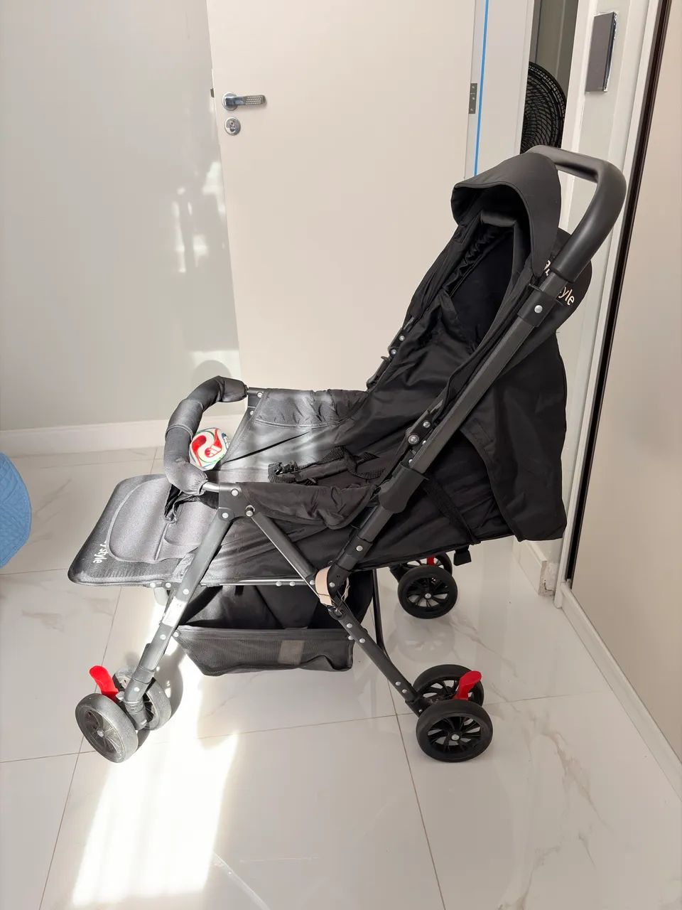 Carrinho de bebê com alça reversível 