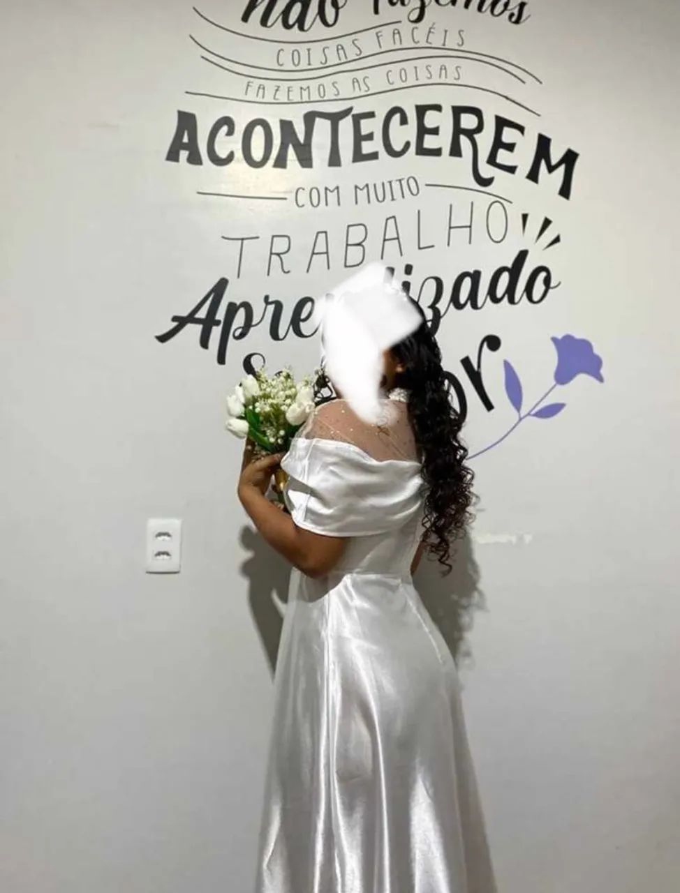 Vestido Branco Midi de Cetim com Pérolas e Tule
