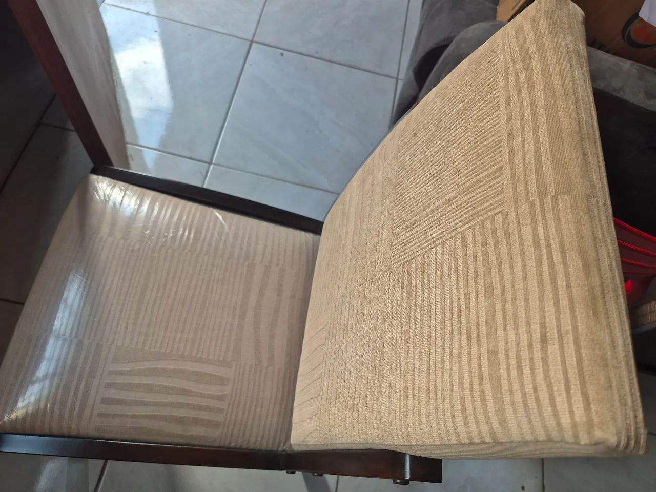 Mesa de fórmica com vidro no centro - 06 cadeiras almofadas - Cor bege - Foto 4