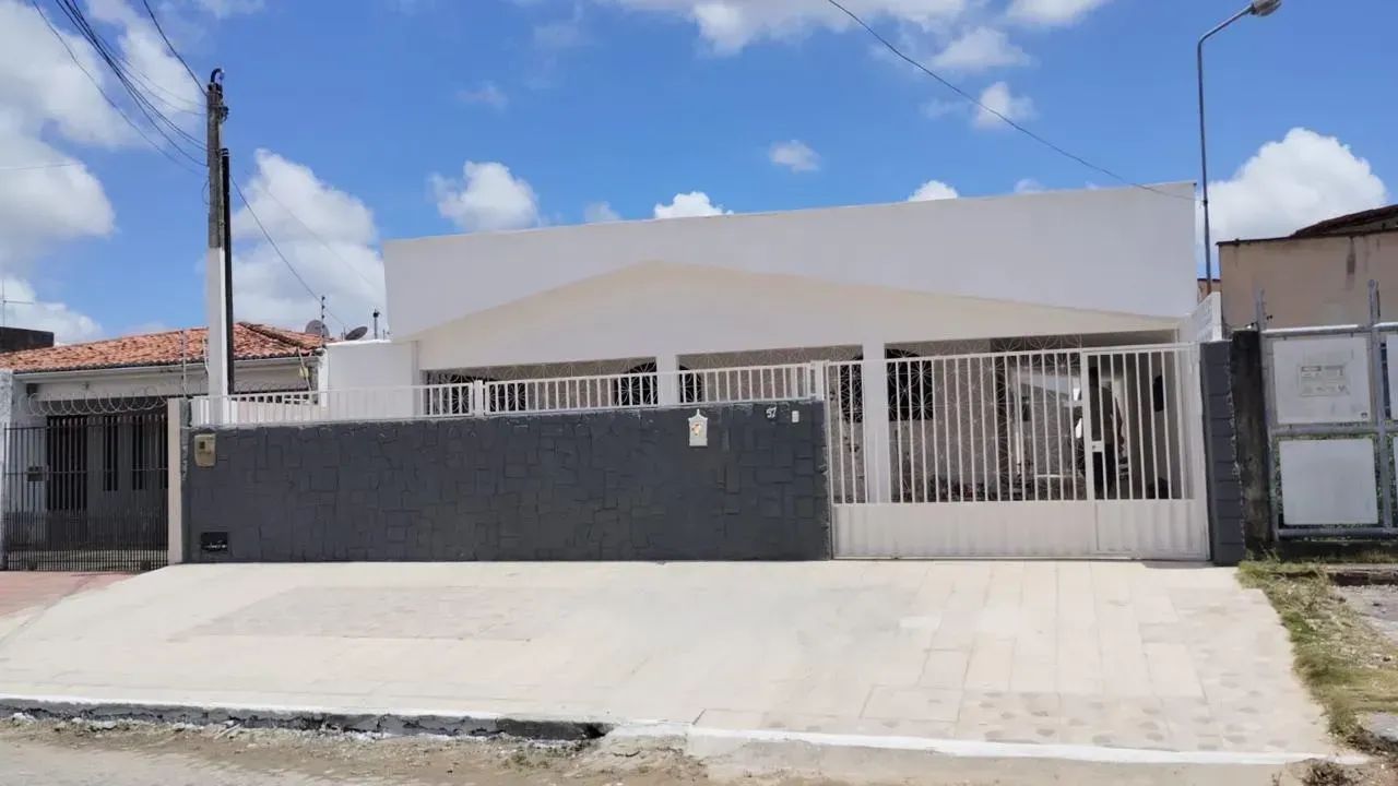 CASA EM PARNAMIRIM 8 QUARTOS