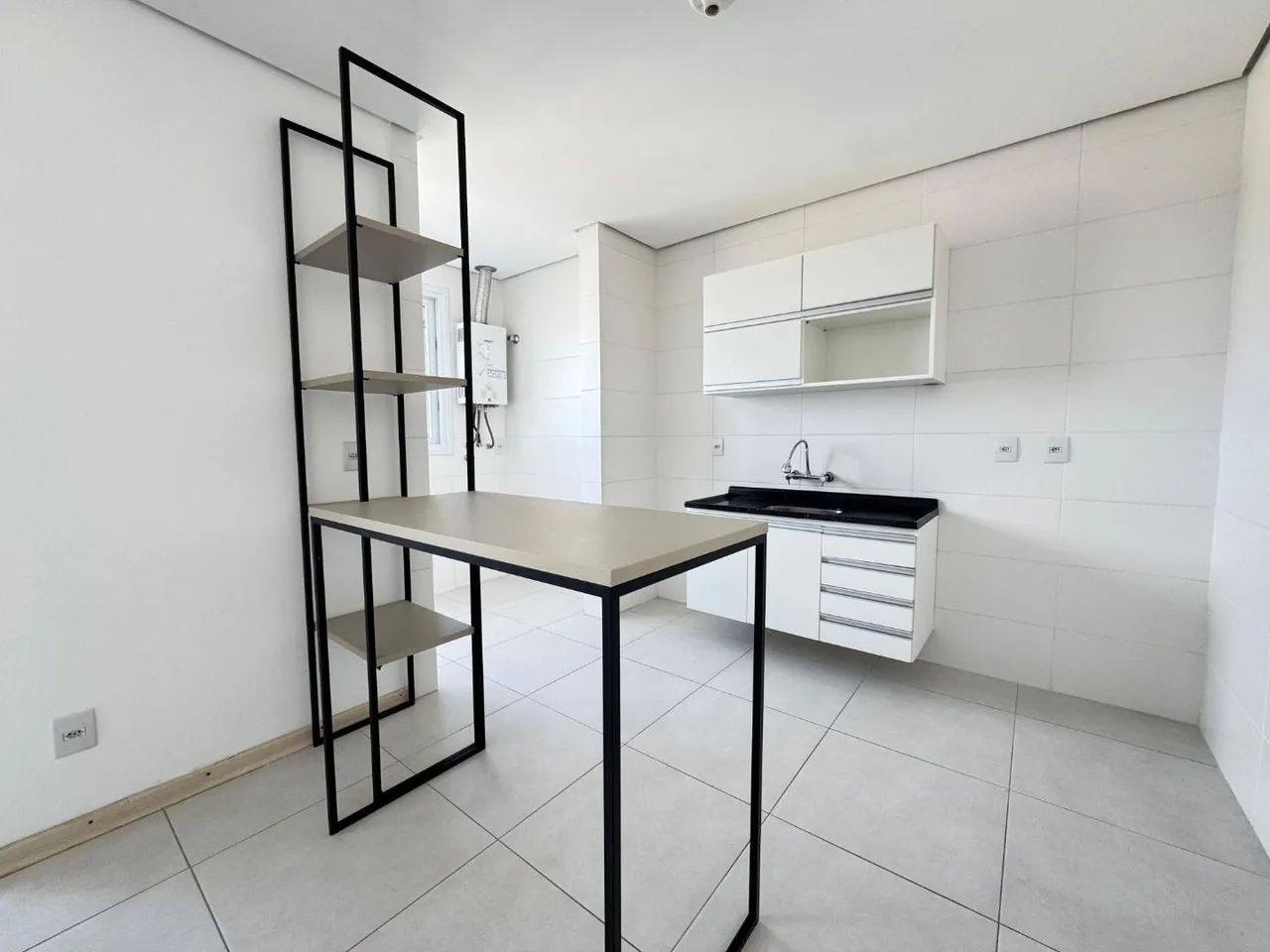 Mesa com prateleira 