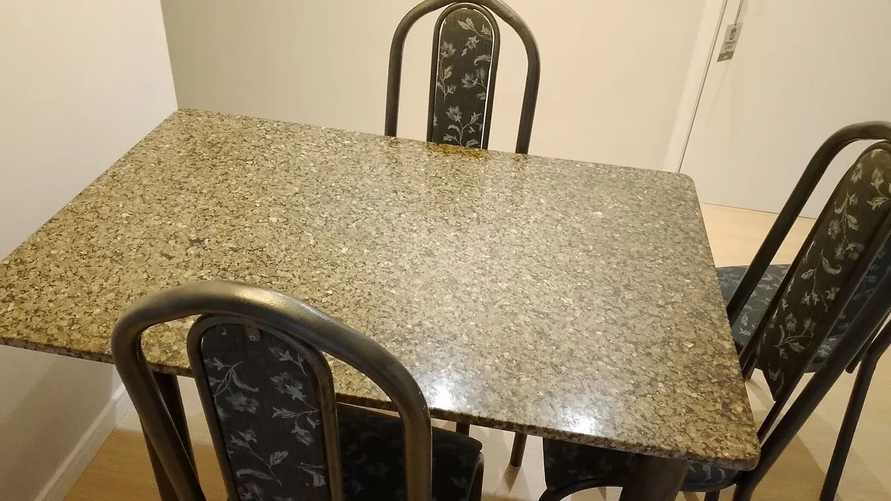 Mesa com tampo em granito 