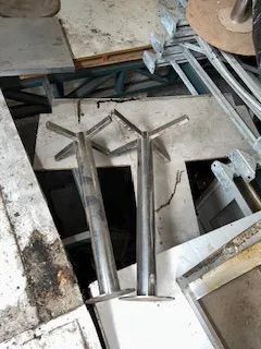 pés de mesa - de ferro cromado de fixar no chão - Foto 2