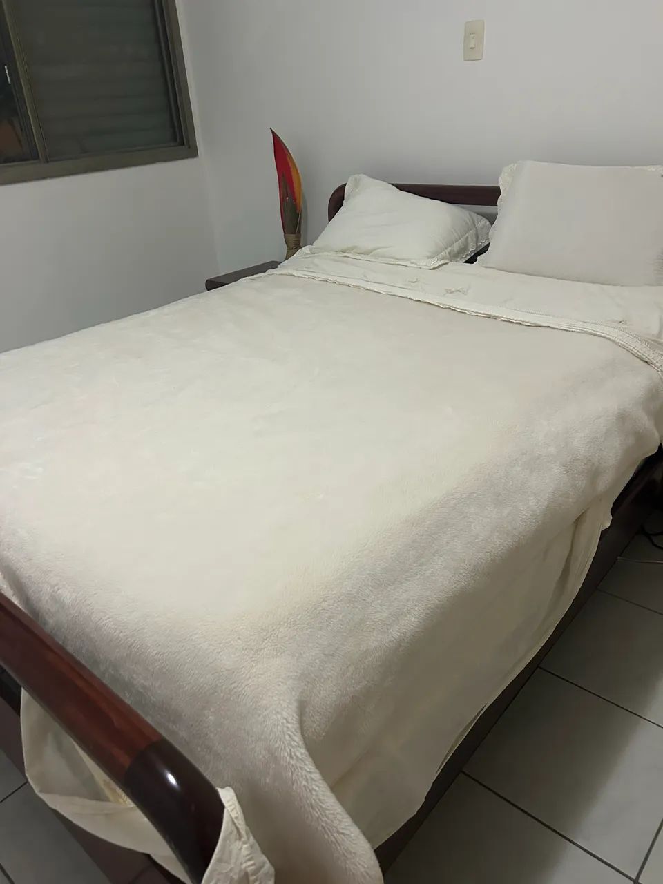 Cama com criados mudos