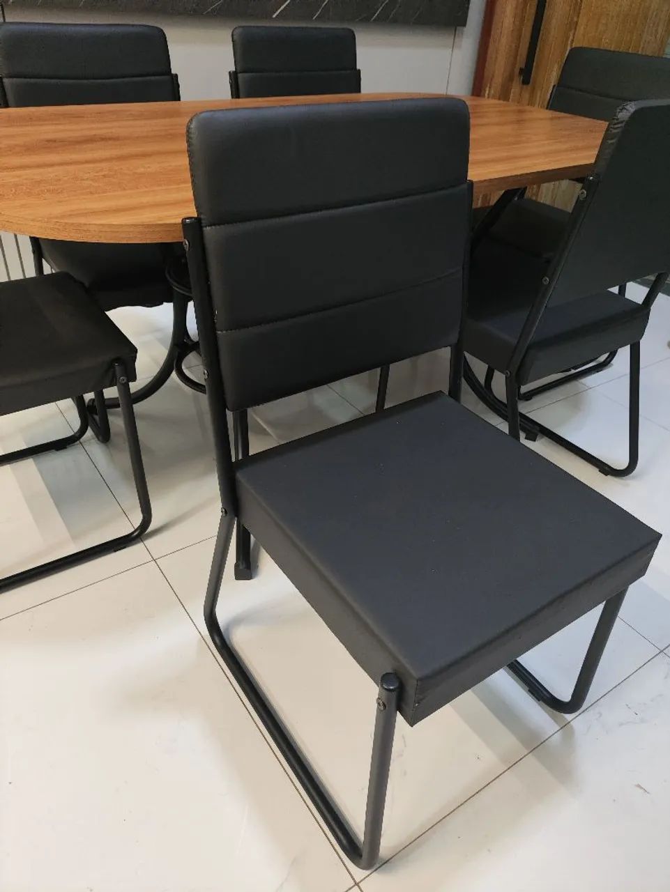Conjunto de mesa e 6 cadeiras - Foto 4
