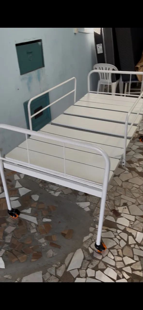 Cama hospitalar de dois movimentos 