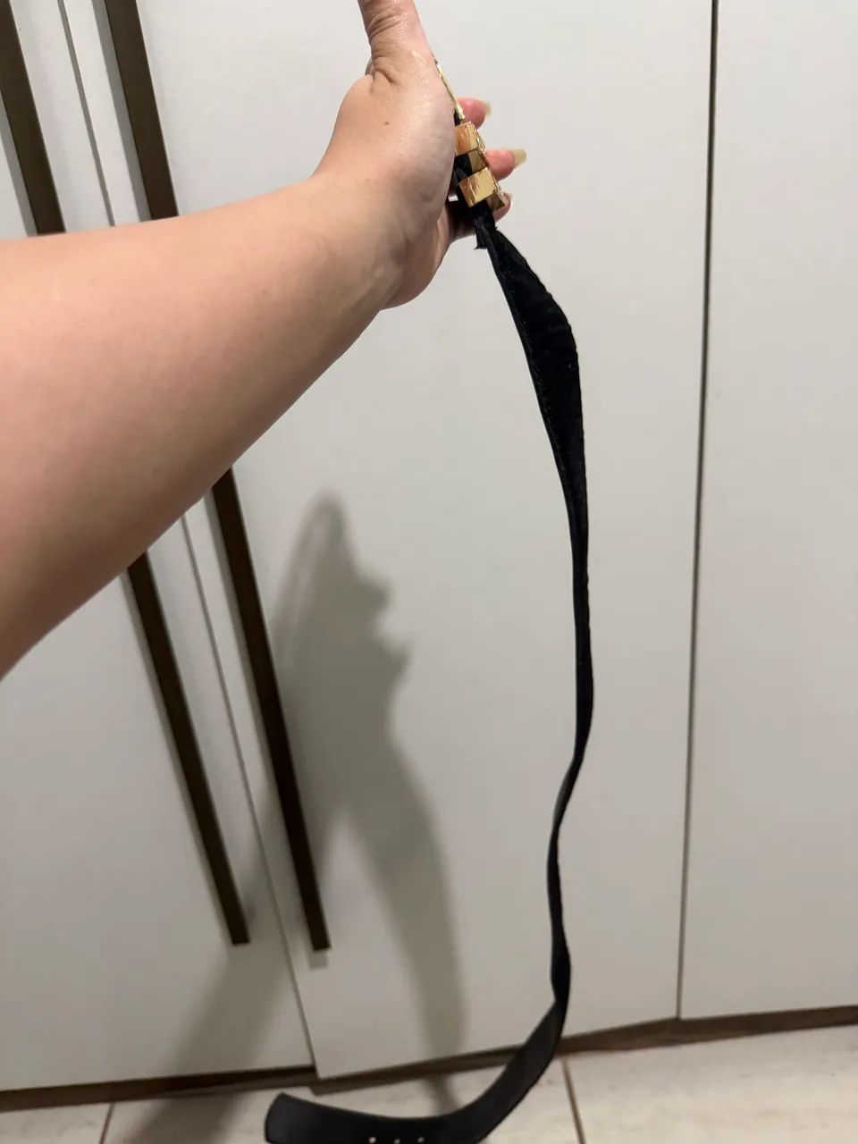 Cinto feminino preto fivela dourada  - Foto 2