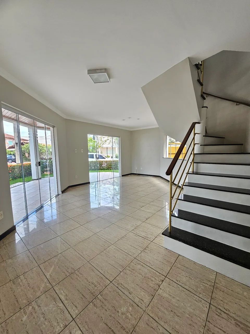 Bacelar Imóveis aluga excelente casa no Condomínio Cidade Jardim I, Parque Verde 