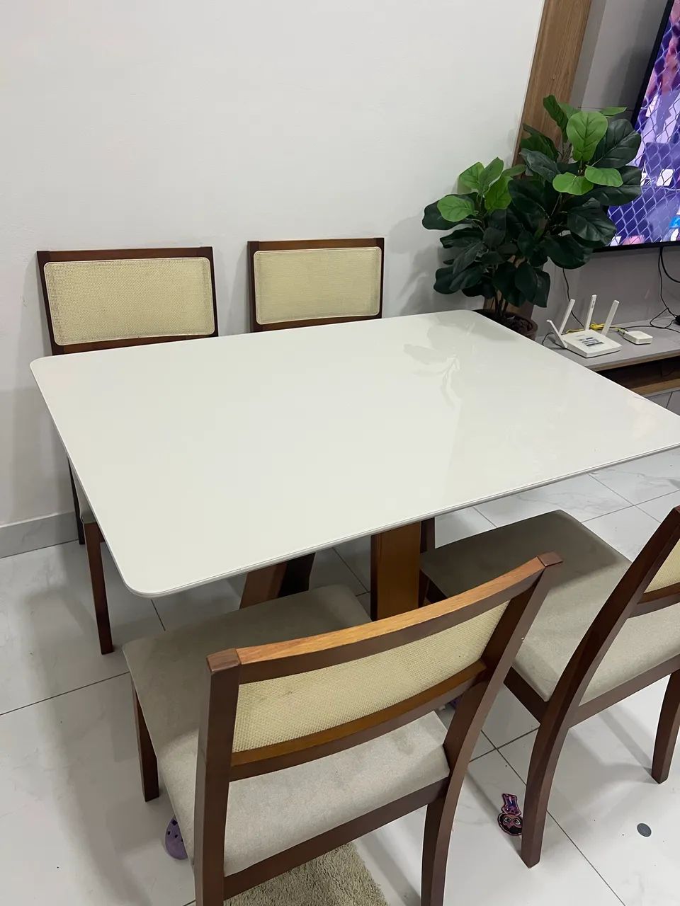 Conjunto de mesa de jantar com 4 cadeiras - R$ 2.800