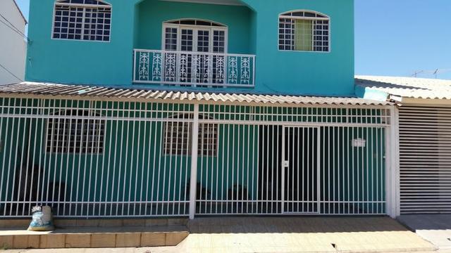 Alugo casa sobrado com 3 quartos setor p sul