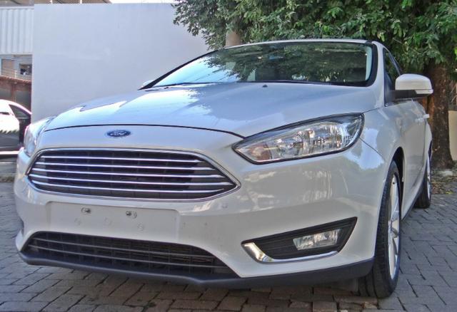 Ford Focus Titanium Fastback C/ Teto Solar 2.0. Branco 2016/17 - Foto 2