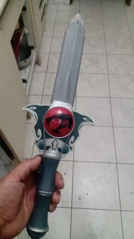 Espada original de época emite som 