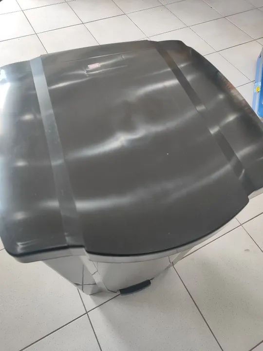 Lixeira 100L com Pedal PERFECT sem Rodas 