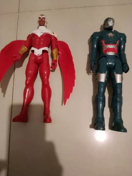Bonecos do Falcão e do Homem de Ferro
