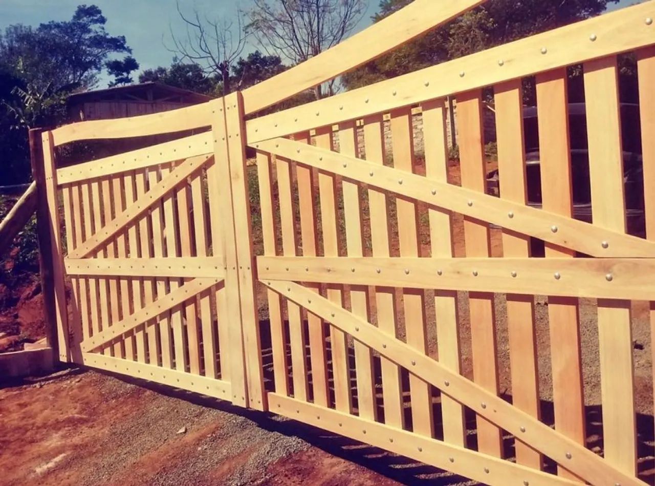 Portão de madeira para segurança residencial - Foto 2