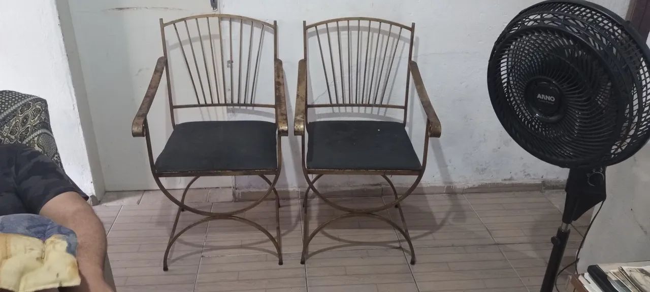 Cadeira antiga de ferro estilo auro velho (sem os vasos) - Foto 2