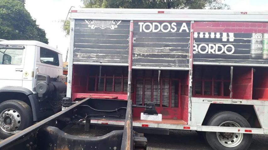 VW 17.190  13/14 Baú Bebidas 8 Baias - Foto 15
