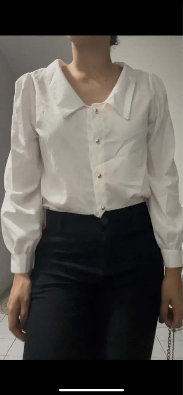 Camisa branca com detalhes e calça preta