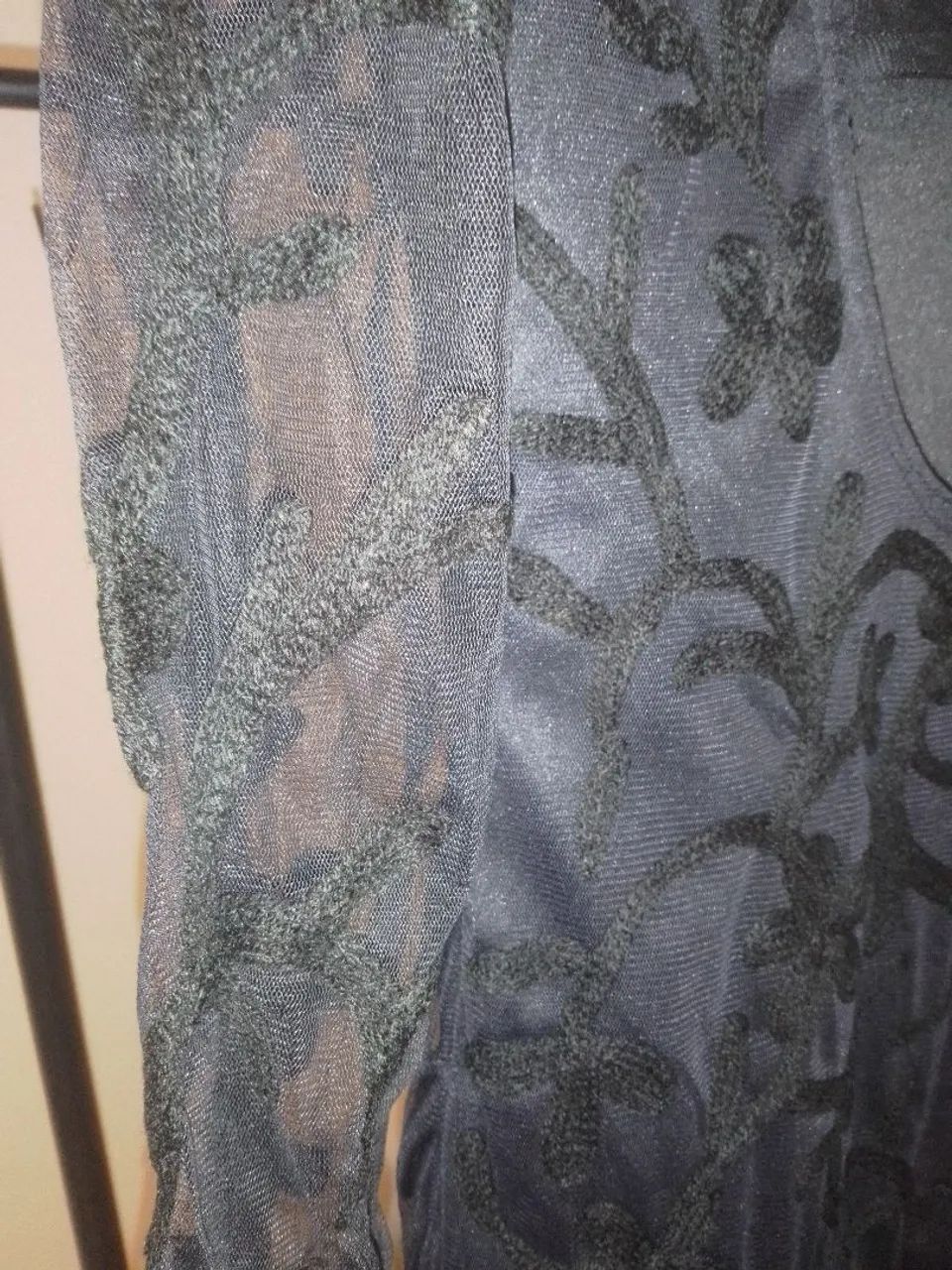 Vestido Preto com Bordado, mangas longas e decote nas costas  - Foto 2