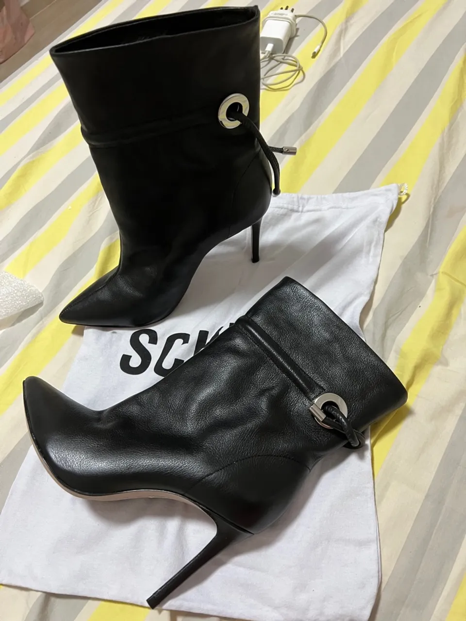 Bota Schutz preta com salto fino e detalhes