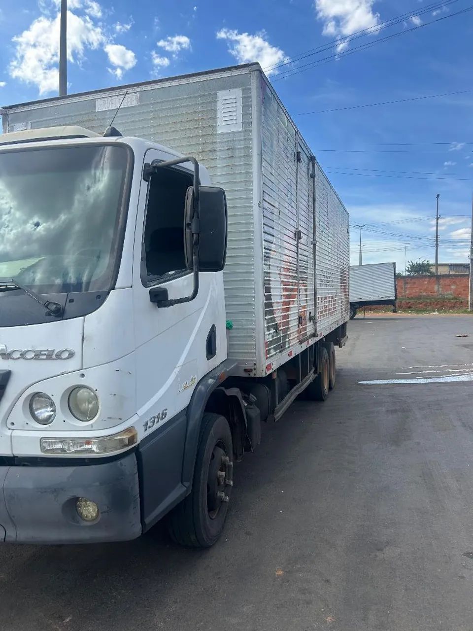 Acello 1316 2018/18  trucado baú 35m3. MB OM 924 LA, 4 cilindros , 4,8 litros 156 cv  - Foto 3