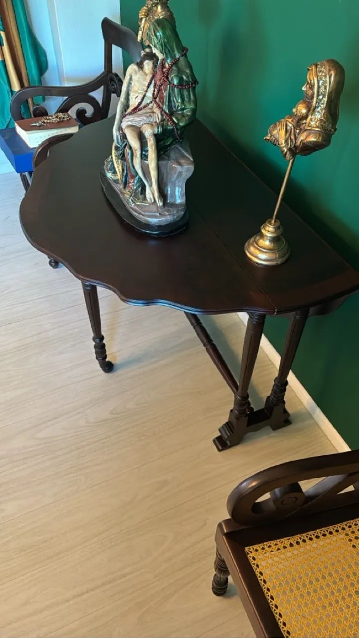 Mesa de centro em madeira com detalhes clássicos - Foto 4