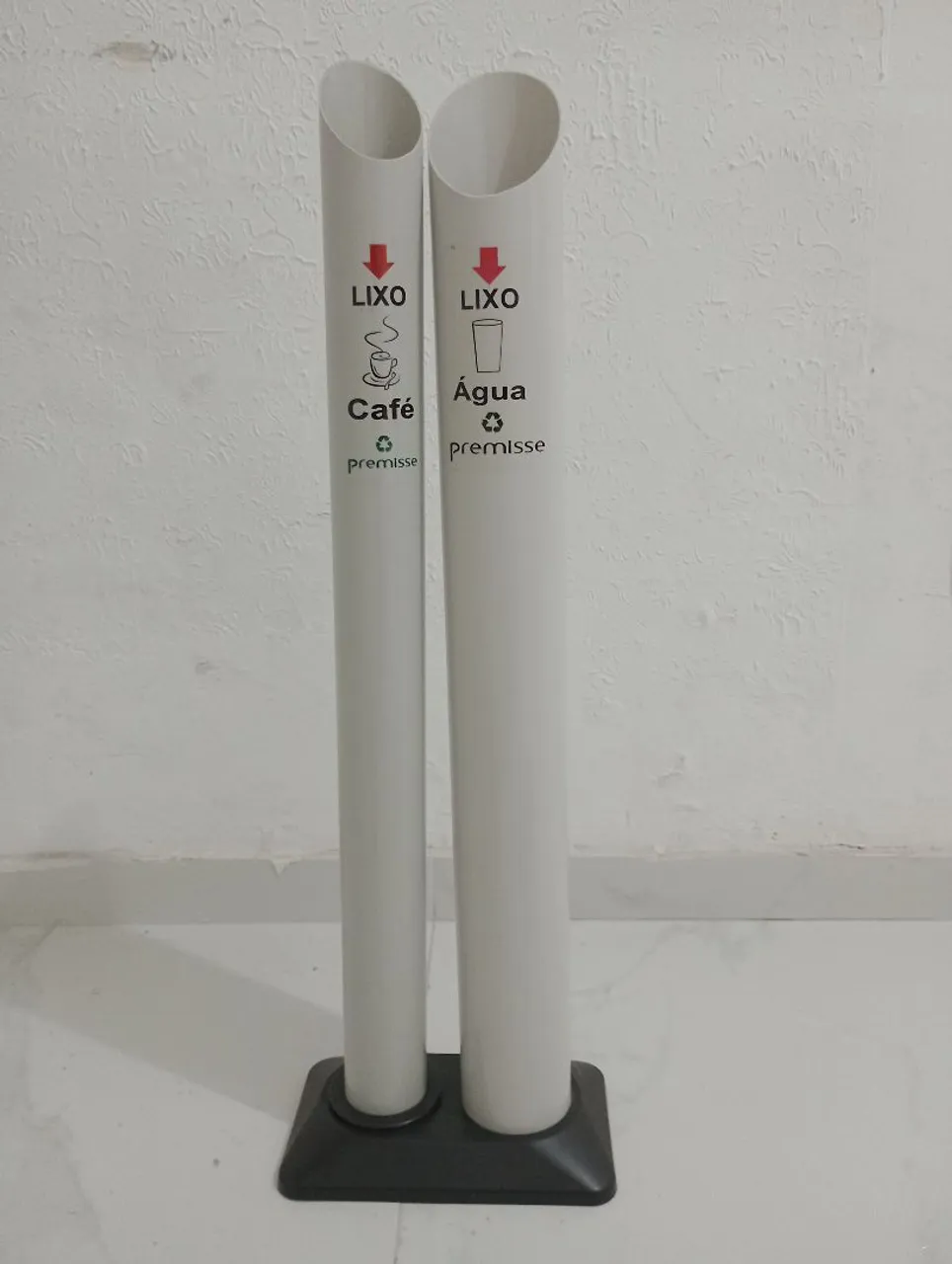 Dispenser para coleta de lixo e água