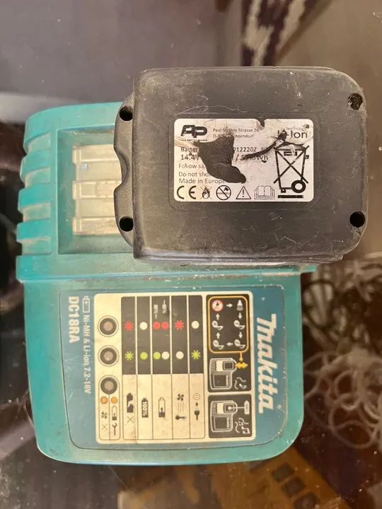 Carregador de Bateria 14,4 a 18 V DC18RA 110 V Makita 